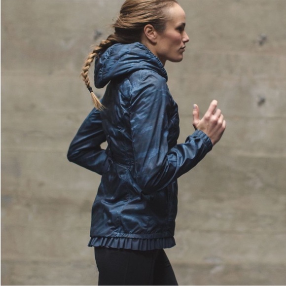 Lululemon Puffy Down Spring Fling Windbreaker Navy Blue Camo with Ruffle Trim 6 - Picture 1 of 14